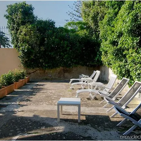 Purple Bed & Breakfast 2*